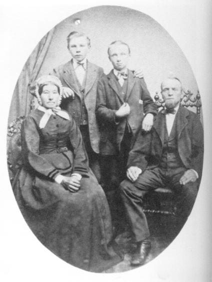 Georg Wolpmann, seine Frau Adelheid und zwei Söhne (ca.1870).